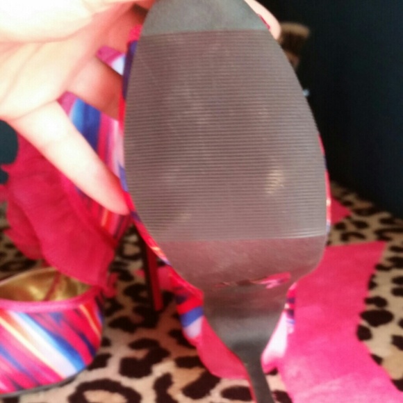 **FLASH SALE** Wild Rose ruffle shoes - Picture 3 of 4