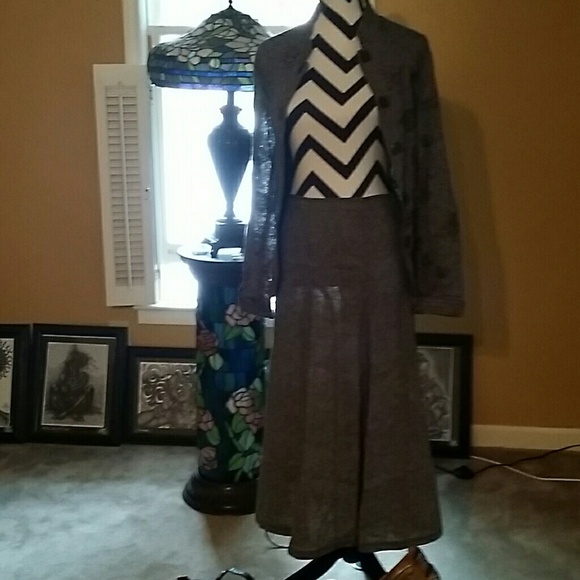 * Chic 2 Piece linen skirt suit - Picture 2 of 4