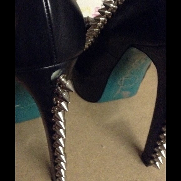 Ruthie Davis platform studded pump. New sz39 - Picture 4 of 4