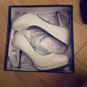 Beautiful sparkly heels !! Never worn :)