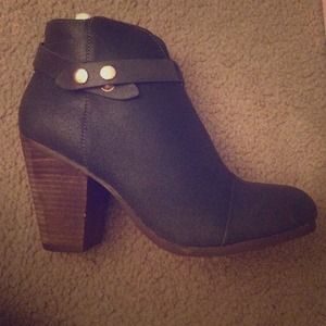 🔥 CLEARANCE Arieel Grey Suede Booties 🔥