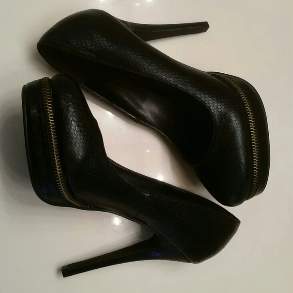 Black leather platform pumps