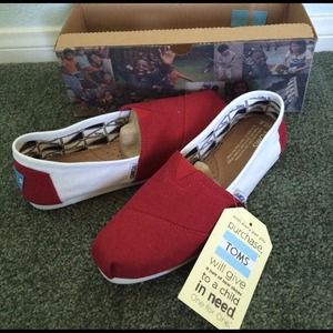 Brand new TOMS