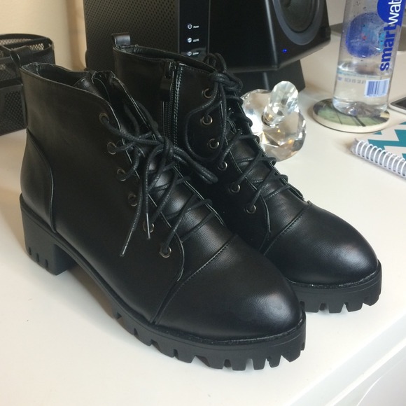 ❌SOLD❌ Black lace up booties