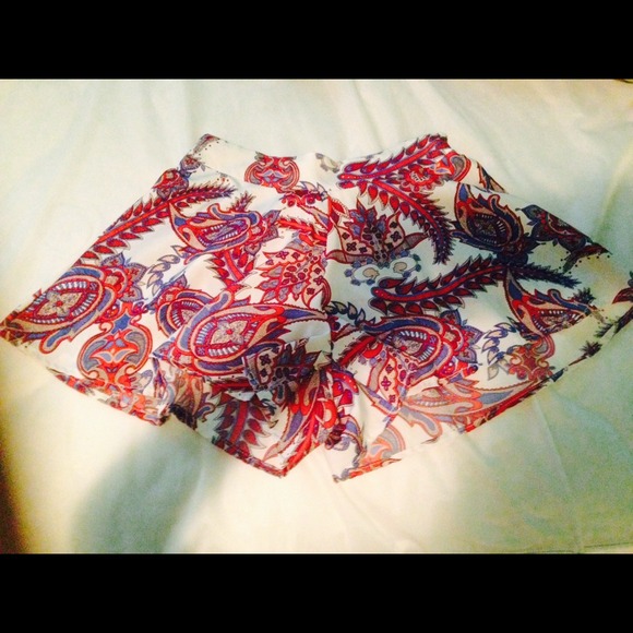 🌹Pretty paisley  patterned shorts🌹
