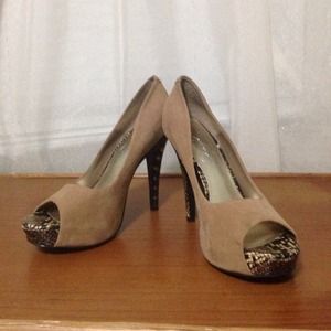 Suede peep toe Jessica Simpson pumps