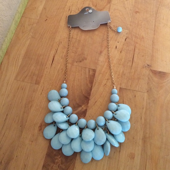 Teardrop statement necklace nwt - Picture 2 of 3
