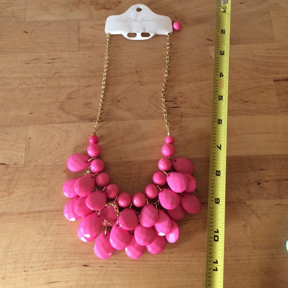 Pink teardrop statement necklace **nwt** - Picture 3 of 3