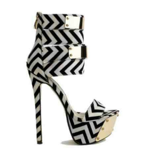 Red Kiss Metallic Starppy Platform Heels - Picture 2 of 4