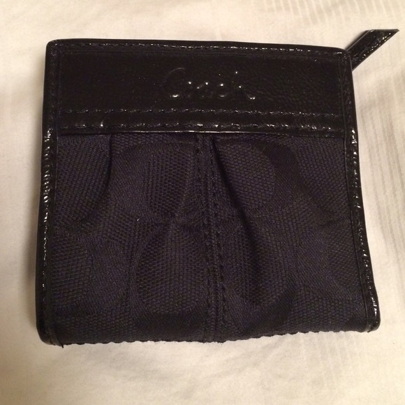 *hold for erisuo* Authentic Coach Wallet NWT