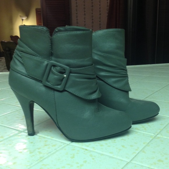 Grey boots barely worn!