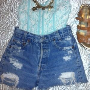 Levis vintage distressed shorts