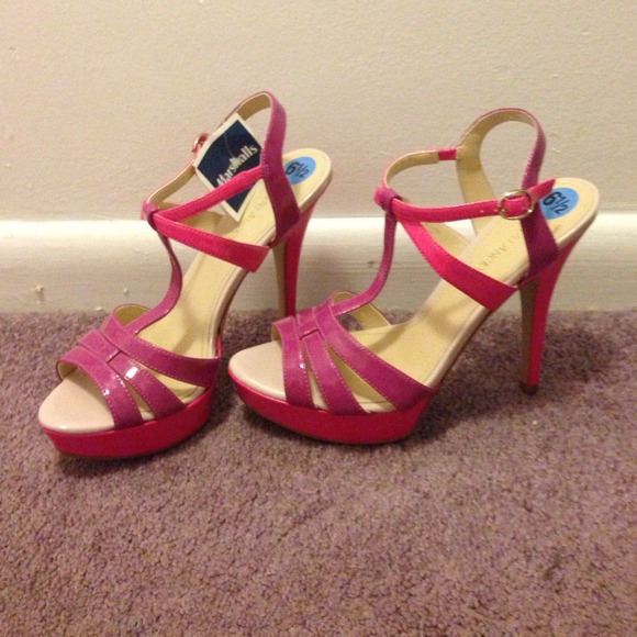 NWT Two tone Enzo Angiolini Patent leather sandal.