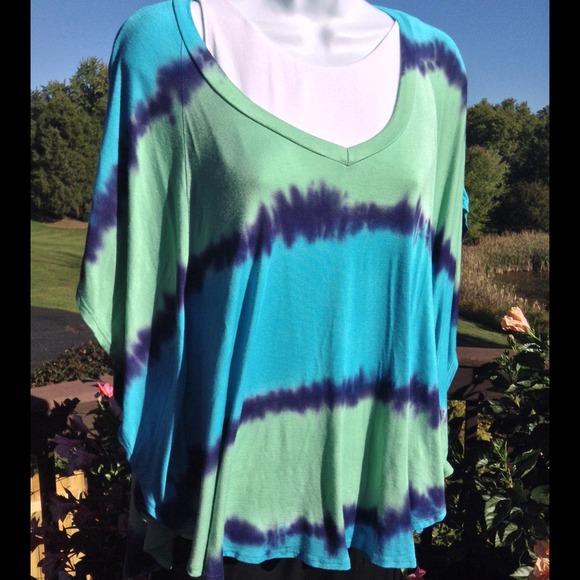 💙Spectacular & Flattering Cielo Batwing Top💙 - Picture 2 of 4