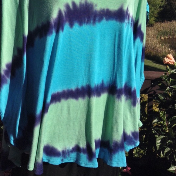 💙Spectacular & Flattering Cielo Batwing Top💙 - Picture 4 of 4