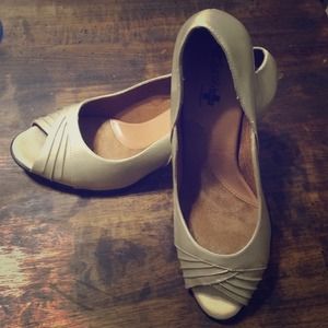 🚫SOLD🚫 Gold/beige Heels