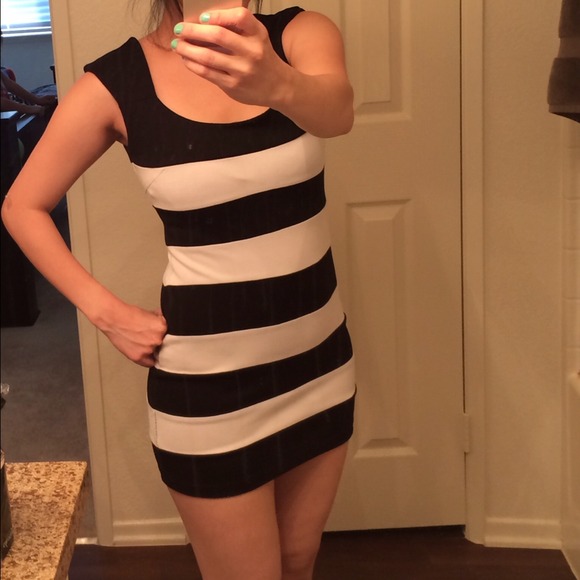 Dresses & Skirts - Black & white body fit dress
