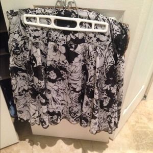 Black & white flowy skirt