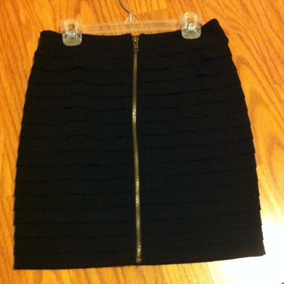 Black ripple patterned pencil skirt - Picture 2 of 3