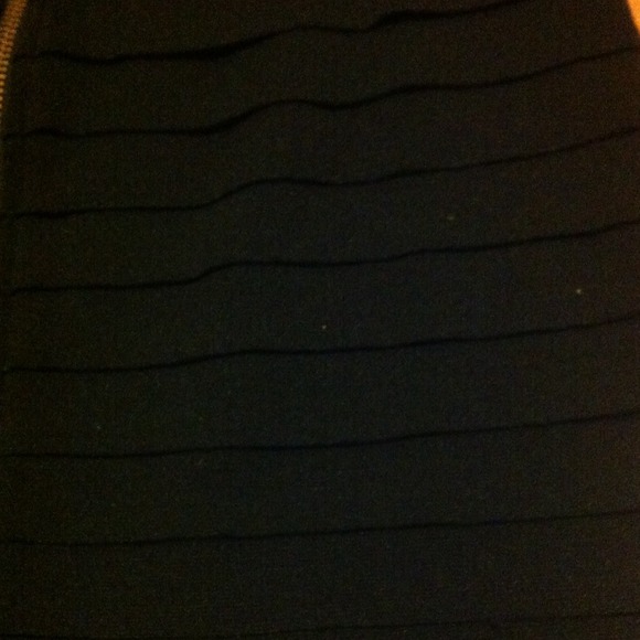 Black ripple patterned pencil skirt - Picture 3 of 3