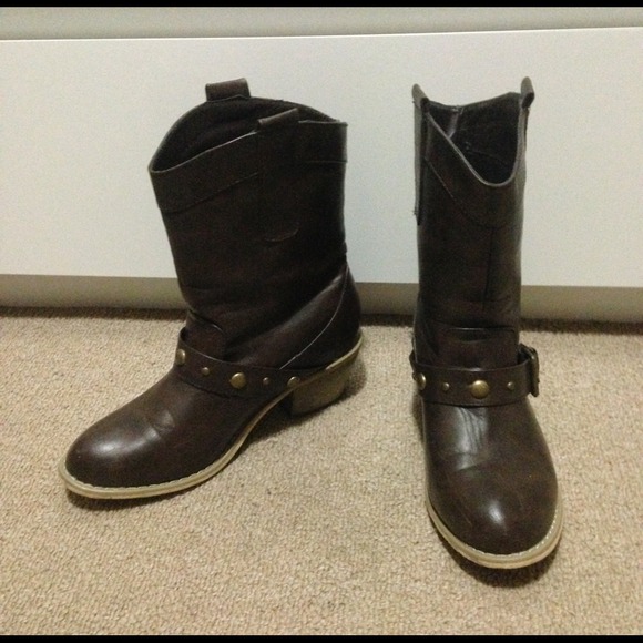 Short brown western style/ cowboy boots