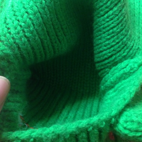 100% Acrylic Frog Scarf - Picture 2 of 3