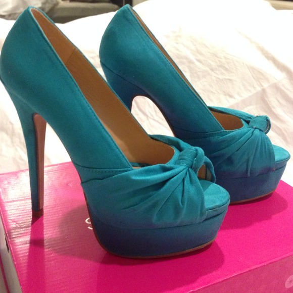 Shoedazzle Aaliyah turquoise peep toe pumps