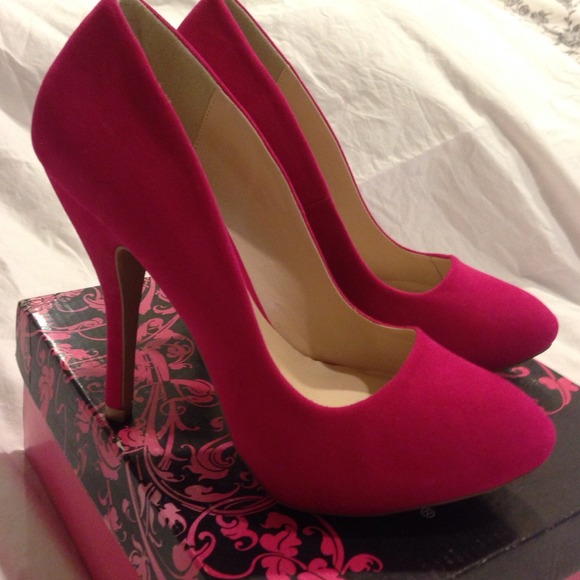 Shoedazzle Fuchisa velvet pumps