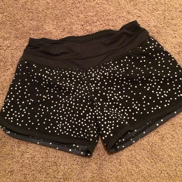 Lululemon Groovy Run shorts dot pattern