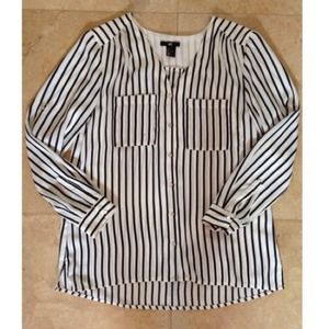 🔥HP 10/1🔥 Black & White Pin Strip Blouse