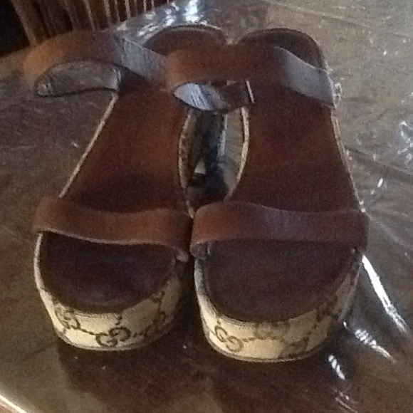 Gucci sandals 👣👠👠👠 💕💕👍🎈🎈Make me an offer - Picture 1 of 4