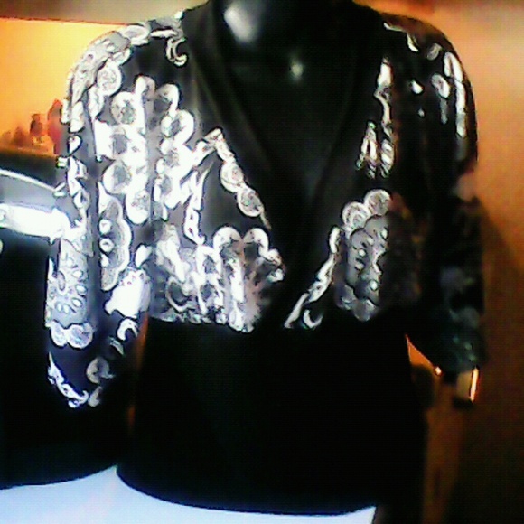 Hot! Iz black/white hippy-styled blouse!!