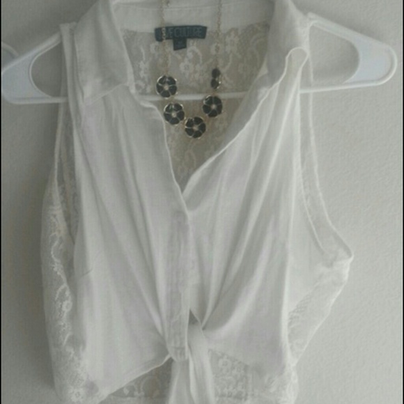 Cute white lace blouse with FREE F21 necklace!