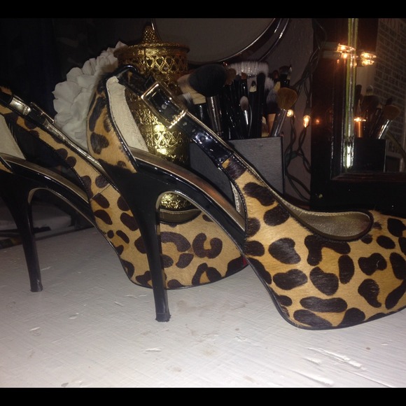 Super cute leopard print heel with a pop of red.