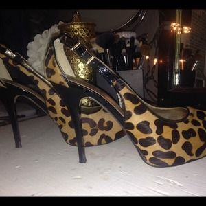 Super cute leopard print heel with a pop of red.