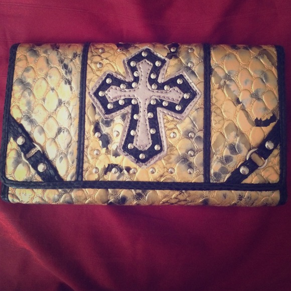 Cross wallet from buckle