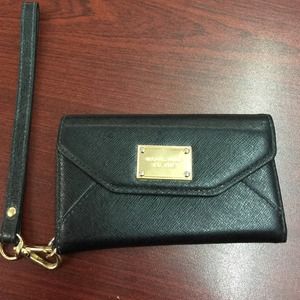 Michael Kors iPhone 5/5s wristlet