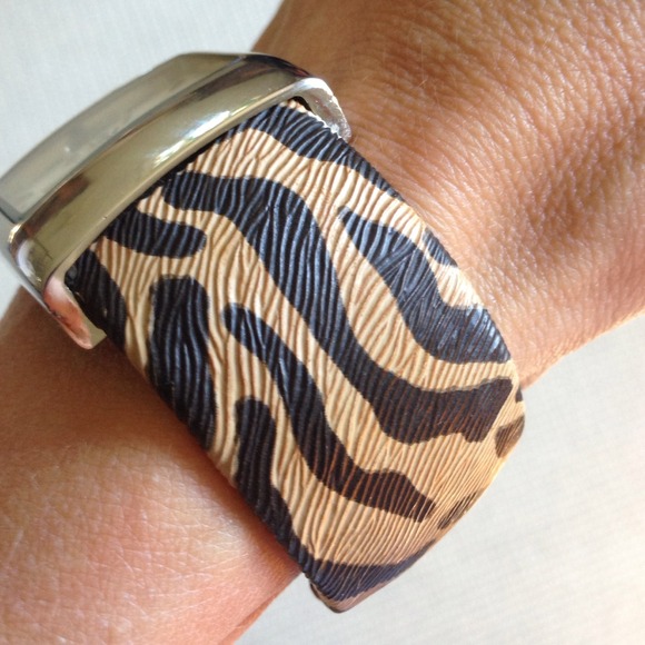 ❌❌SOLD❌❌ Claw-Band Watch - Picture 2 of 4