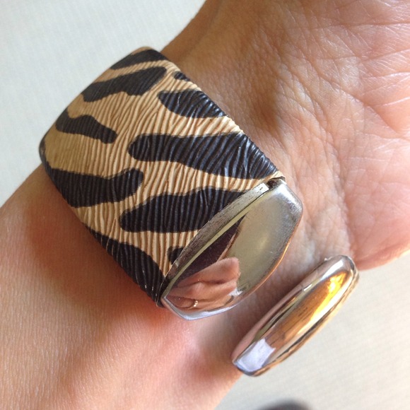 ❌❌SOLD❌❌ Claw-Band Watch - Picture 3 of 4