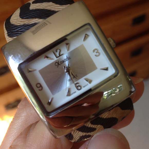 ❌❌SOLD❌❌ Claw-Band Watch - Picture 4 of 4