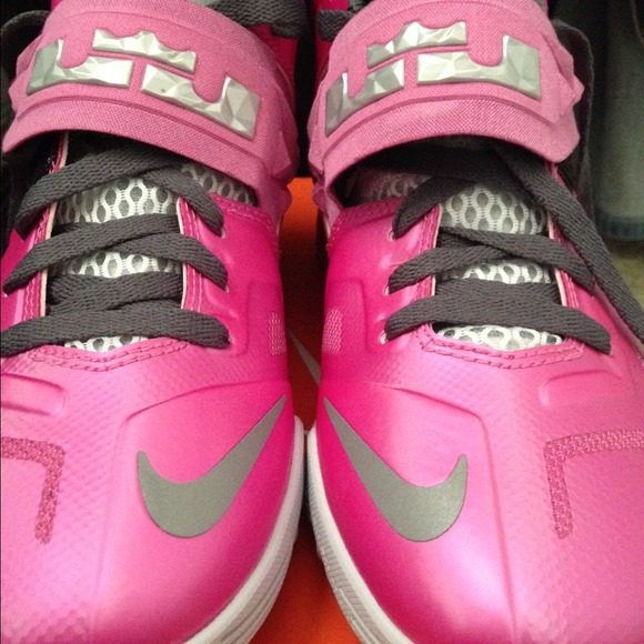Lebron Nike soldier 7's breast cancer edition.