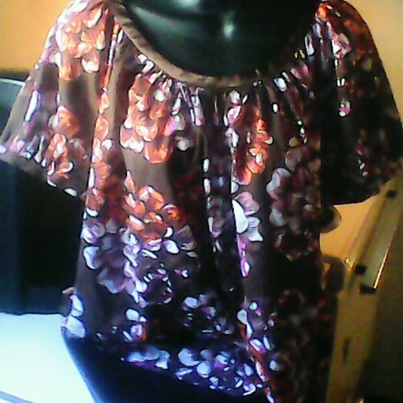 Gorgeous Daisy Fuentes zip-up in back blouse!!