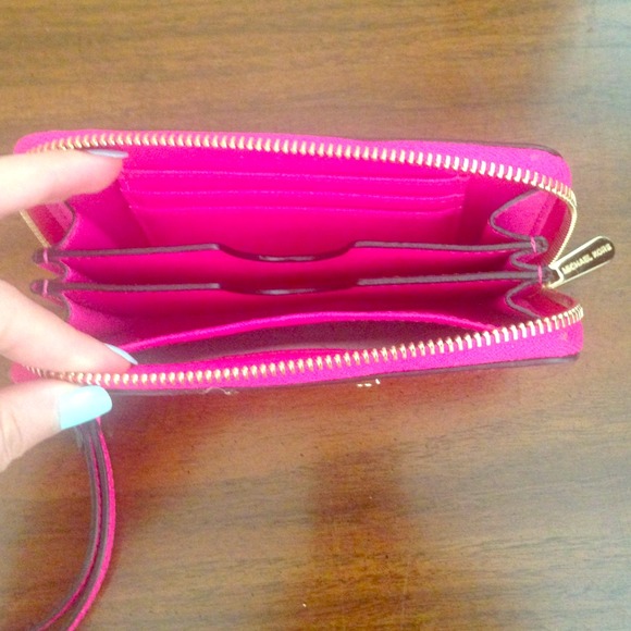 Michael Kors iPhone leather wristlet