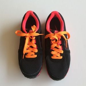 ON HOLD - Nike dual fusion sneaker