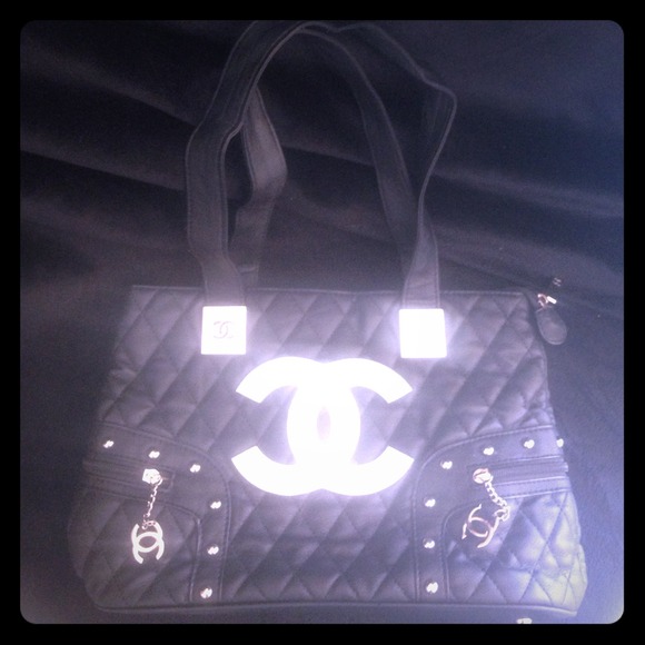 Classy black purse!