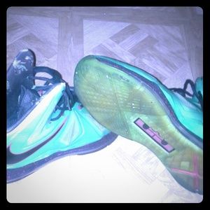 LeBrons 10 limited edition Christmas edition