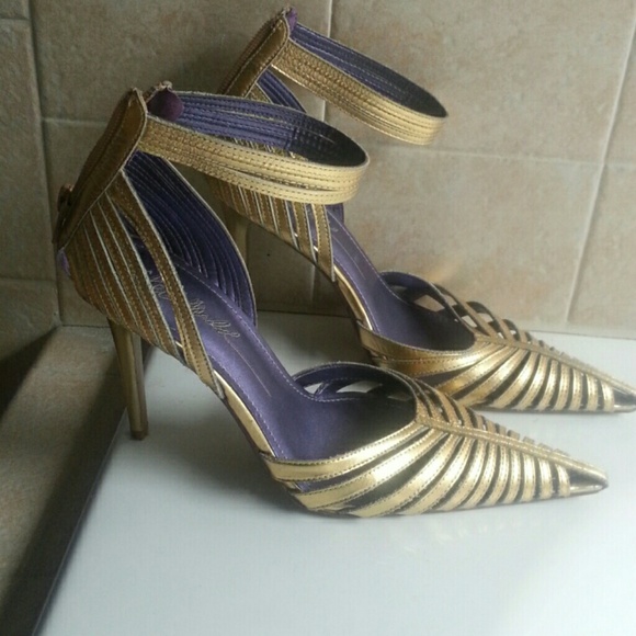Steve madden signature gold shoe - Picture 2 of 3