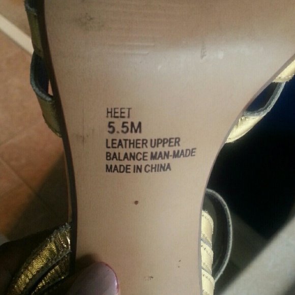 Steve madden signature gold shoe - Picture 3 of 3