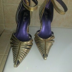 Steve madden signature gold shoe