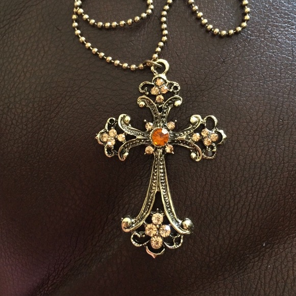 Becautiful cross necklace new